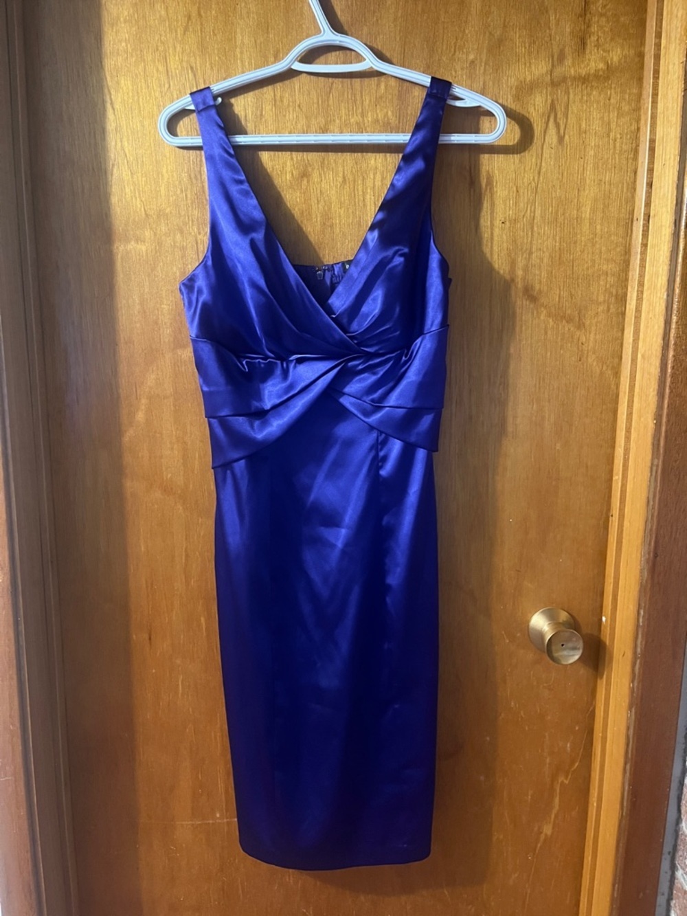Woman’s le chateau Satin V-Neck Midi Sheath Dress in Purple Small